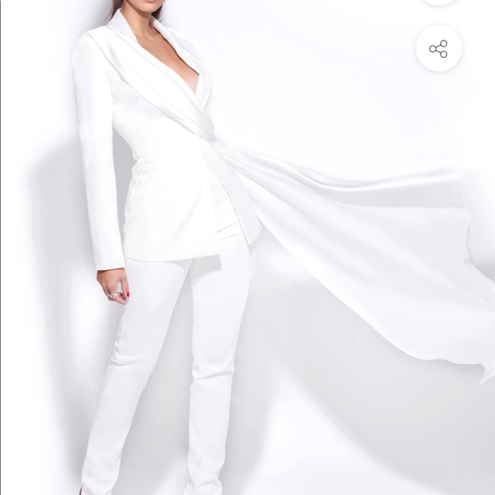 Women’s white pants suit - size 4-6